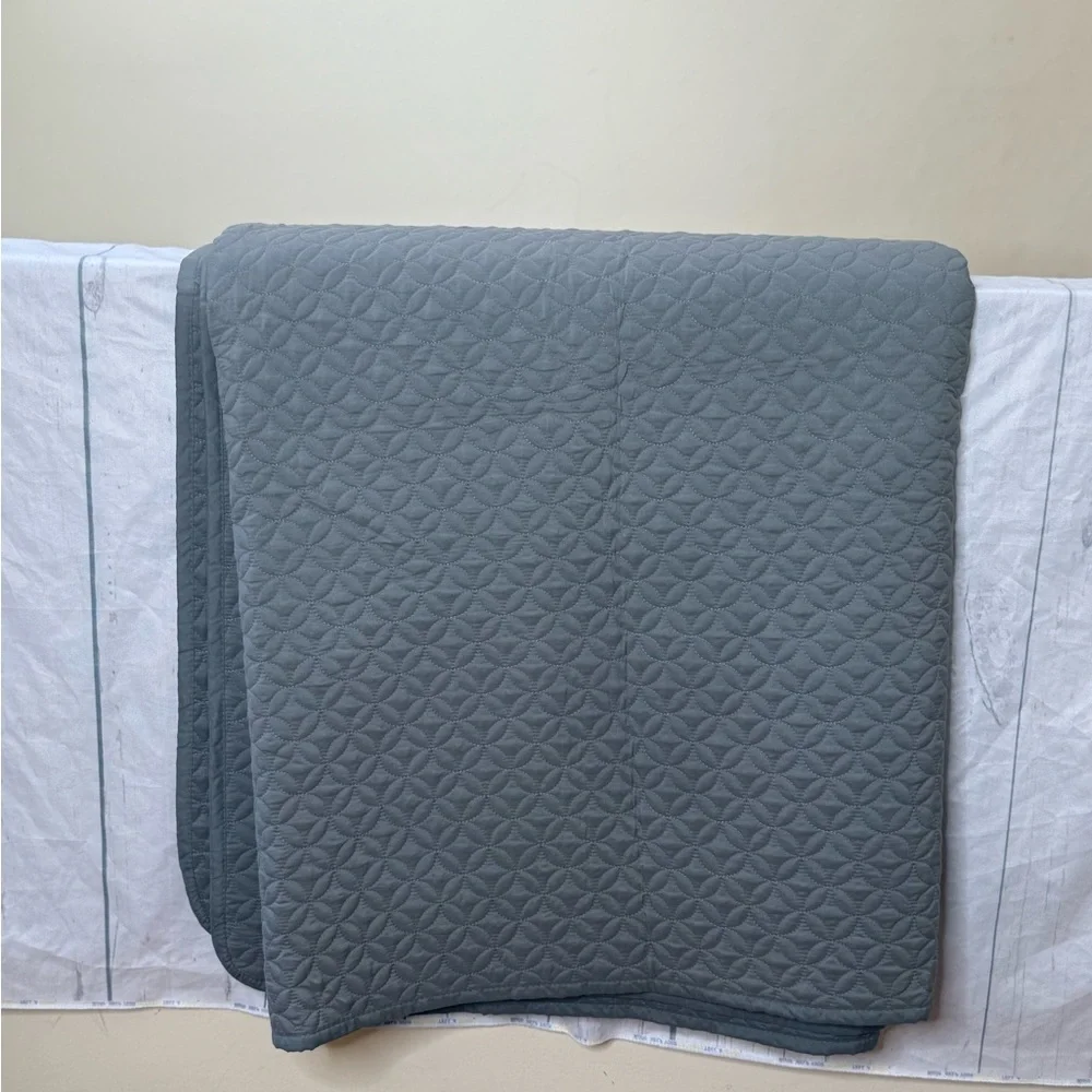 King Size Reversible Bed Ensemble Coverlet in Gray